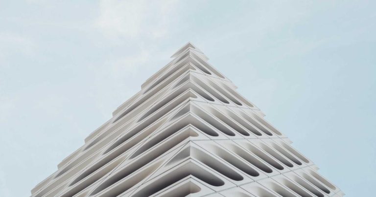 YC CEO声称每日用AI部署3.7万行代码，开发者审查发现前端代码大量臃肿低效