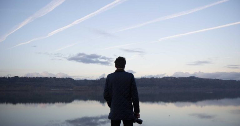 神了,有人已经开始当Codex的星怒了😂 有人真的把自己接进了 Codex 的 Agent Loop。 而且不是接机械臂,也不是接机器人。 是接了一个……会让人身体有反应的小玩具。 作者让 Codex + GPT-5.5 扮演 RPG 里的「触手怪」,iPhone 摄像头实时观察自己的姿势和反应。 模型看一眼画面,判断你现在是什么状态。 然后直接下指令: ESP32-S3 → 蓝牙设备 → 你。 你一动,摄像头又看到了。 模型再根据你…